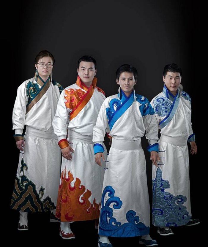 Гадаадад буй Монголчуудыг “Uvertura”-ын “Сайхнаас сайхан эх орон минь” дууны клипэнд тоглохыг урьж байна